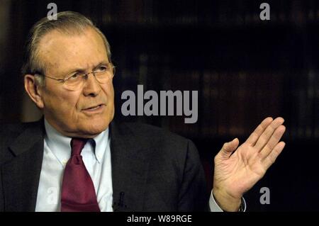 Verteidigungsminister Donald H. Rumsfeld antwortet auf die Frage eines Reporters während ein Fernsehinterview, in München, Deutschland, Jan. 3, 2006. Rumsfeld ist in München die 42. Münchner Konferenz für Sicherheitspolitik zu besuchen. Über 40 Außen- und Verteidigungsminister aus der ganzen Welt sind die Teilnahme an der dreitägigen Konferenz globale Sicherheitsfragen zu erörtern. Stockfoto
