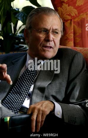 Verteidigungsminister Donald H. Rumsfeld Gesprächen mit italienischen Verteidigungsminister Antonio Martino während eines bilateralen Treffens in Taormina, Sizilien, Jan. 9, 2006. Rumsfeld, Martino und ihren NATO-Partnern sind in Taormina für NATO-Ministerkonferenz und bilaterale Sitzungen Transformation und Sicherheitsfragen zu erörtern. Stockfoto