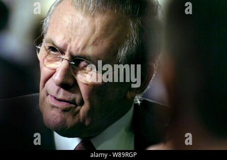 Verteidigungsminister Donald H. Rumsfeld Gespräche mit einigen der anderen Teilnehmer auf dem NATO-Ministertreffen in Taormina, Sizilien, am Feb 9, 2006. Rumsfeld und seinen NATO-Kollegen sind in Taormina für informelle Konsultationen und bilateralen Sitzungen NATO-Transformation und Sicherheitsfragen zu erörtern. Stockfoto