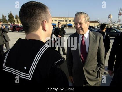 Verteidigungsminister Donald H. Rumsfeld spricht mit einem Seemann zu Naval Air Station Sigonella, Sizilien zugewiesen, bevor sein Flugzeug Boarding am 13.02.11, 2006. Rumsfeld reiste nach Taormina, Sizilien, für NATO-Ministerkonferenz und bilaterale Sitzungen Transformation und Sicherheitsfragen zu erörtern. Stockfoto