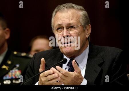 Verteidigungsminister Donald H. Rumsfeld reagiert auf die Frage eines Senators während seiner Aussage vor dem Senate Armed Services Committee auf Dirksen Senate Office Building in Washington, D.C., am Feb 7, 2006. Vorsitzende des Generalstabs, General Peter Pace, US Marine Corps und Stabschef der US-Armee Gen. Peter Schoomaker Rumsfeld trat in der Aussage vor dem Ausschuss. Stockfoto