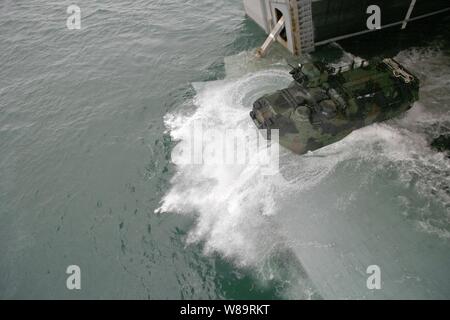 Ein U.S. Marine Corps Angriff Amphibienfahrzeug Laufwerke aus dem Brunnen Deck des Amphibious Assault ship USS Bataan (LL 5), wie es macht seinen Weg zum Strand am 13.02.23., 2006. Der Angriff amphibische Fahrzeug Bravo Company, 2 Assault Amphibious Bataillon zugeordnet und beteiligt sich an einem Strand invasion Übung als Teil der Bataanís gut deck Zertifizierung. Stockfoto