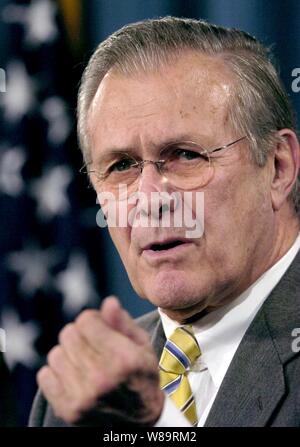 Verteidigungsminister Donald H. Rumsfeld antwortet auf eine Frage während einer Pressekonferenz des Pentagon in Arlington, Va., Nov. 21, 2006. Rumsfeld und Vorsitzende des Generalstabs, General Peter Pace, US Marine Corps, sprach mit Reportern über die DoD Rettungs- und Hilfsmaßnahmen in den Guinsaugon/, Philippinen schlammlawine Katastrophe und der globale Krieg gegen den Terrorismus. Stockfoto
