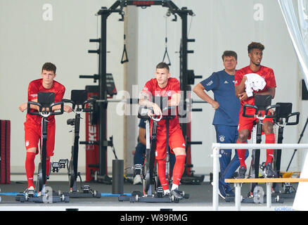 Tegernsee, Deutschland. 8. August, 2019. Rottach Egern, Deutschland. 08 Aug, 2019. Benjamin PAVARD, FCB 5 Lucas HERNANDEZ (FCB 21) Kingsley COMAN, FCB 29 im Freundschaftsspiel FC BAYERN MÜNCHEN - FC ROTTACH-EGERN in den Trainings Camp 1. Deutschen Fußball-Bundesliga, Rottach-Egern, Tegernsee, August 08, 2019 Saison 2018/2019, FCB, Kredit: Peter Schatz/Alamy leben Nachrichten Stockfoto