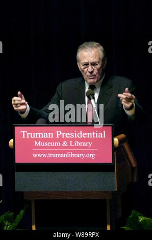 Verteidigungsminister Donald H. Rumsfeld spricht zu den Verfechtern des Truman Library Institut über den globalen Krieg gegen den Terrorismus an der Harry S. Truman Presidential Museum and Library in der Unabhängigkeit, MO. Am 2. März 2006. Stockfoto