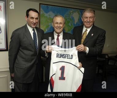 USA Basketball Herren Nationalmannschaft Head Coach Mike Krzyzewski (links) und USA Basketball Herren Nationalmannschaft Geschäftsführer Jerry Colangelo (rechts) Flanke Verteidigungsminister Donald H. Rumsfeld, als er ein Team USA Basketball Jersey in das Pentagon in Arlington, Va., am 6. April 2006 vorgelegt wird. Basketball superstars Chris Mullin, Chasity Melvin, Buck Williams, Ruthie Bolton, David Robinson, Trainer Krzyzewski und Trainer Chuck Daly sind in das Pentagon eine besondere Basketball Klinik für Kinder bereitgestellt und aktive militärische Aufgabe Mitglieder als Teil der "Nationalen Monat April von t zu halten Stockfoto