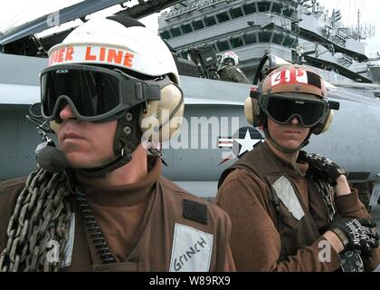 Marine Petty Officer 1st Class Eric Wickham (links) und Flieger Jeffrey Wiesen watch Flugbetrieb auf dem Flugdeck der Flugzeugträger USS George Washington (CVN 73) wie das Schiff arbeitet im Atlantik am 10. April 2006. Die George Washington Carrier Strike Group beteiligt sich an der Partnerschaft von Amerika, eine solide Ausbildung und die Bereitschaft, Bereitstellung mit karibischen und lateinamerikanischen Ländern. Stockfoto