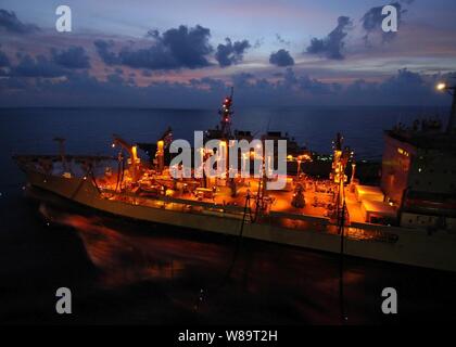 Die im Gange Auffüllung öler USNS Yukon (T AO202) und der Arleigh-burke-Klasse Lenkwaffen-zerstörer USS Russell (DDG59) Dampf Neben dem Flugzeugträger USS Abraham Lincoln (CVN 72) während einer laufenden Operation Auffüllung am 11. Mai 2006 Die Lincoln und schiffte sich Carrier Air Wing 2 im westlichen Pazifik. Stockfoto