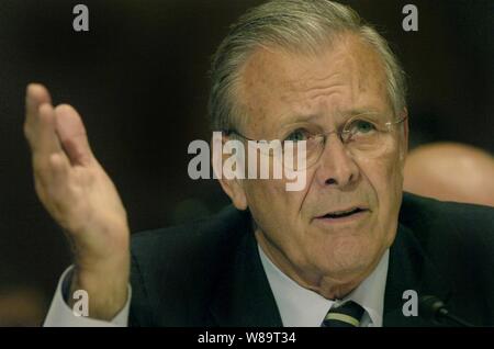 Verteidigungsminister Donald H. Rumsfeld reagiert auf die Frage eines Senators während seiner Aussage vor dem Senate Appropriations Committee an der Dirksen Senate Office Building in Washington, D.C., am 17. Mai 2006. Vorsitzende des Generalstabs, General Peter Pace, US Marine Corps, trat Rumsfeld in seiner Aussage vor dem Ausschuß für die Abteilung 2007 der Verteidigungshaushalt Einreichung. Stockfoto