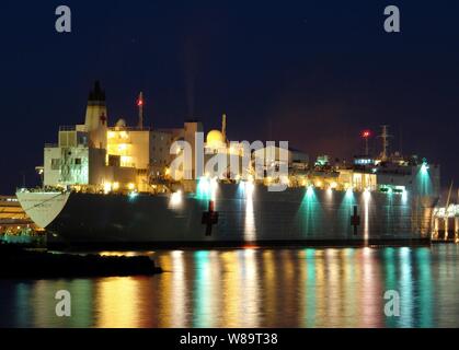 Die Military Sealift Command Hospital Ship USNS Mercy (T-AH 19) bereitet die Pearl Harbor, Hawaii, am 4. Mai 2006 abzuweichen. Die Barmherzigkeit ist die Bereitstellung auf einer 5-monatigen humanitäre Mission in den Westpazifik und Südostasien. Die shipís Mission wird mit host Nationen in der Region koordiniert und wird in Verbindung mit den nicht-staatlichen Hilfsorganisationen medizinische, zahnmedizinische und andere humanitäre Hilfe Programme an Land und Wasser zu bieten. Stockfoto