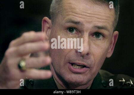 Vorsitzende des Generalstabs, General Peter Pace, US Marine Corps, reagiert auf die Frage eines Senators während seiner Aussage vor dem Senate Appropriations Committee an der Dirksen Senate Office Building in Washington, D.C., am 17. Mai 2006. Verteidigungsminister Donald H. Rumsfeld trat in seiner Aussage vor dem Ausschuß für die Abteilung 2007 der Verteidigungshaushalt Einreichung. Stockfoto