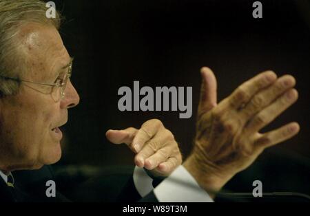 Verteidigungsminister Donald H. Rumsfeld reagiert auf die Frage eines Senators während seiner Aussage vor dem Senate Appropriations Committee an der Dirksen Senate Office Building in Washington, D.C., am 17. Mai 2006. Vorsitzende des Generalstabs, General Peter Pace, US Marine Corps, trat Rumsfeld in der Aussage vor dem Ausschuss für die Abteilung 2007 der Verteidigungshaushalt Einreichung. Stockfoto