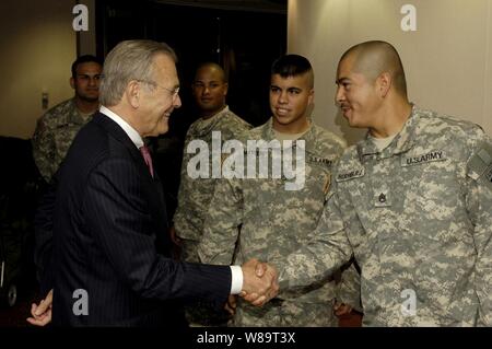 Verteidigungsminister Donald H. Rumsfeld grüßt und spricht mit den Soldaten in den Irak und nach Afghanistan vorbereiten an der USO in den Atlanta-Hartsfield International Airport in Atlanta, Ga., am 4. Mai 2006. Rumsfeld ist in Atlanta zu einem Publikum von Unternehmen und politischen Führer am südlichen Zentrum für Internationale Studien an der Atlanta History Center zu sprechen. Stockfoto