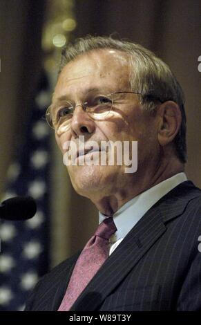 Verteidigungsminister Donald H. Rumsfeld Adressen ein Publikum von Unternehmen und politischen Führer am südlichen Zentrum für Internationale Studien an der Atlanta History Center in Atlanta, Ga., am 4. Mai 2006. Das Center, gegründet 1962, ist eine gemeinnützige Bildungseinrichtung, deren primäre Aufgabe darin, das Denken der amerikanischen Öffentlichkeit zu internationalisieren. Stockfoto