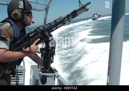 U.S. Navy Petty Officer 3rd Class Matthew Kaczynski mans ein.50-Kaliber Gewehr während einer Demonstration am Naval Amphibious Base Little Creek, Virginia, am 10. Mai 2006. Primäre Aufgabe der Staffel ist zur Bekämpfung des Terrorismus und Schutz in Häfen und Küstengebieten Wasserstraßen in Übersee, wie Korea, dem Persischen Golf und dem Horn von Afrika. Kaczynski ist ein Marine Master-at-Arms mit Küstennahe Boot Einheit 42, Marine Coastal Kriegsführung Squadron 4. Stockfoto