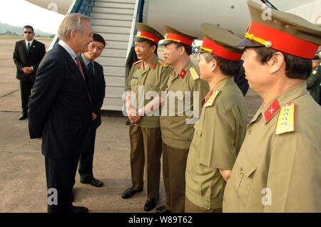 Verteidigungsminister Donald H. Rumsfeld spricht mit Generalmajor Phan Thanh Lan, Direktor Abteilung Außenbeziehungen, nachdem man am Flughafen Noi Bai in Hanoi, Vietnam anreisen, am 4. Juni 2006. Rumsfeld ist in Hanoi mit vietnamesischen Führer zu treffen und ein US-Team untersucht den Verbleib der fast 2.000 American Servicemembers Verbleib aus dem Vietnamkrieg zu besuchen. Stockfoto