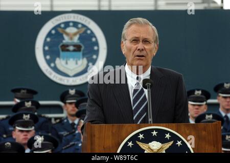 Verteidigungsminister Donald H. Rumsfeld Adressen die Kadetten im Falcon Stadion während der US Air Force Academyís Abschlussfeier für die Klasse der 2006 in Colorado Springs, Colo., am 31. Mai 2006. Rumsfeld dann schüttelte Hände mit fast 900 Senioren, wie sie ihre Diplome erhalten. Stockfoto