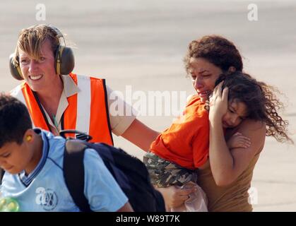 Eine Frau und ihr Kind auf das Terminal geführt, da sie eine US Marine Corps CH-53 Super Hengst Hubschrauber der Royal Air Force Base Akrotiri in Zypern verlassen Sie Ihren Flug aus der US-Botschaft in Beirut, Libanon, am 17. Juli 2006 Auf Antrag der US-Botschafter in Libanon und an der Richtung des Verteidigungsministers, das United States Central Command und 24 Marine Expeditionary Unit sind die Unterstützung bei der Abreise von US-Bürgern aus dem Libanon. Die Hubschrauber sind für Marine Medium Helicopter Squadron 365 befestigt. Stockfoto