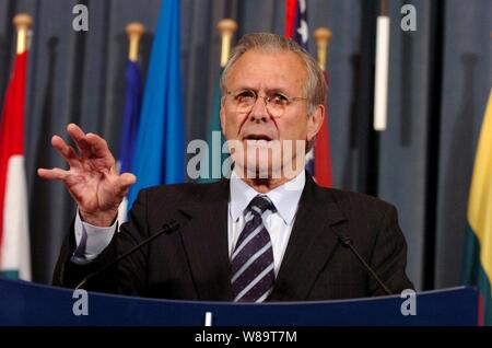 Verteidigungsminister Donald H. Rumsfeld spricht zu den Medien während einer Pressekonferenz auf der North Atlantic Treaty Organisation Hauptsitz in Brüssel, Belgien, am 9. Juni 2006. Stockfoto