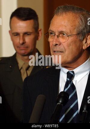 Verteidigungsminister Donald H. Rumsfeld spricht mit der Presse am Cannon House Office Building in Washington, D.C., am 13. Juni 2006, nach Auswertung des Kongresses Intelligenz Mitglieder auf Sitzungen, die von Präsident Bush's interagency Team auf den Irak statt. Die Sitzungen, die in Camp David, Md., diskutierten Pläne zu helfen, neue Regierung des Irak gelingen, nach dem Tod von terroristenführer Abu Mussab al-Sarkawi, der Gründung der irakische Premierminister Nouri al-Malikis Kabinett. Stockfoto