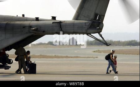 Us-Bürger verlassen eines US Marine Corps CH-53 Super Hengst Hubschrauber der Royal Air Force Base Akrotiri in Zypern nach ihrer Flucht aus der US-Botschaft in Beirut, Libanon, am 17. Juli 2006 Auf Antrag der US-Botschafter in Libanon und an der Richtung des Verteidigungsministers, das United States Central Command und 24 Marine Expeditionary Unit sind die Unterstützung bei der Abreise von US-Bürgern aus dem Libanon. Die Hubschrauber sind für Marine Medium Helicopter Squadron 365 befestigt. Stockfoto