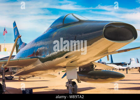 North American F-100 Super Sabre Jagdflugzeug auf Anzeige an den Pima Air & MSpace Museum, Tucson, AZ Stockfoto