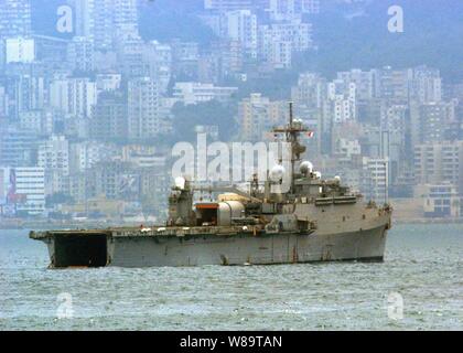 Die USS Nashville LPD (13) Fahrten vor Anker direkt an der Küste von Beirut, Libanon, am 21. Juli 2006. Auf Antrag der US-Botschafter in Libanon und an der Richtung des Verteidigungsministers, das United States Central Command und Elemente der Task Force 59 sind bei der Abreise von US-Bürgern aus dem Libanon. Der Nashville ist eine amphibische Transport zum Tragen und Land Marines, ihre Ausrüstung und Versorgung von Eingeschifft Luftpolster oder konventionelle Landing Craft, amphibischen Fahrzeugen, Hubschraubern oder vertikale Start und Landung von Flugzeugen. Stockfoto