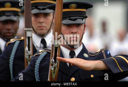 Us-Armee Soldaten aus dem 3 United States Infanterie Regiment (Alte Garde) Drill Team führt Ihre Präzision bohren Bewegungen am Fort Eustis, Virginia, Super Tag Festival am August 11, 2006. Die Super Tag Festival ist eine Chance, die Wertschätzung für Soldaten, Familie, Freunde und die zivilen Arbeitskräfte in Fort Eustis Gemeinschaft. Stockfoto