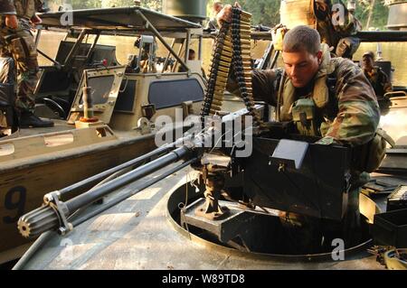 Marine Seaman Apprentice Sean Costello lädt ein.50-Kaliber Maschinengewehr an Bord eines riverine Angriff Handwerk in Camp Lejeune, N.C., Sept. 8, 2006. Die US-Marine Seeleute mit Riverine Gruppe eine Durchführung mit hoher Geschwindigkeit, die kleine Einheit riverine Handwerk Ausbildung in der Cape Fear River in North Carolina. Stockfoto