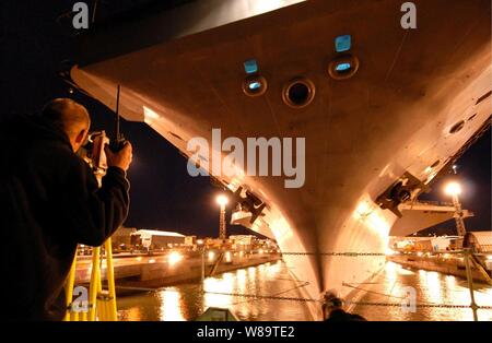 Werftarbeiter Instrumente exakt auf dem Flugzeugträger USS Abraham Lincoln (CVN 72) ausrichten, wie das Schiff in Dry Dock 6 in der Puget Sound Naval Shipyard in Bremerton, Washington, Sept. 8, 2006. Der Rumpf des Schiffes muss genau mit den Bausteinen, die das Schiff als Wasser Unterstützung ist aus dem Dock gepumpt. Stockfoto