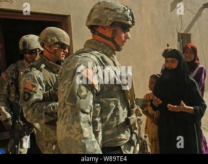 Soldaten aus den USA Armyís Apache Truppe, 2nd Squadron, 9th Cavalry Regiment verlassen ein Haus in Muqdadiyah, Irak, nach der Suche auf Sept. 20, 2006. Stockfoto