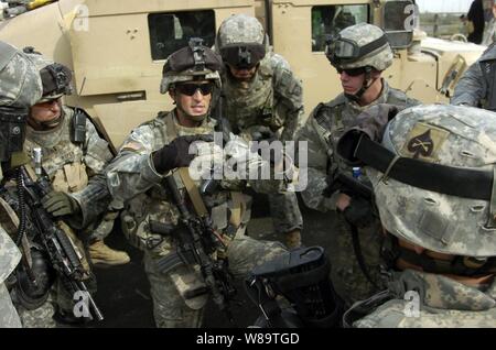 Us Army 1st Lieutenant Thomas Beyerl gibt Anweisungen für die Soldaten in seiner Einheit in der Adhamiyah Bereich der nordöstlich von Bagdad, Irak, am Okt. 2, 2006. Die Soldaten sind zu Alpha Truppe, 1.Staffel, 61 Kavallerie Regiments, 506Th Regimental Combat Team, Luftlandedivision zugeordnet. Stockfoto