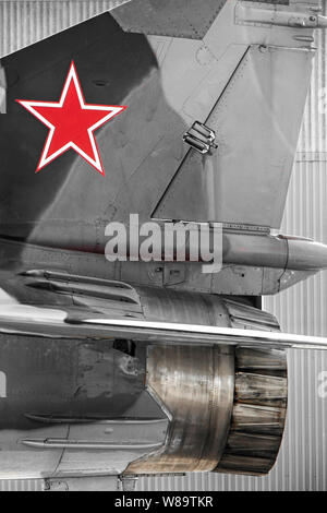 Red Star auf dem Schwanz einer MIG 23 "Flogger" Russisches Kampfflugzeug Stockfoto