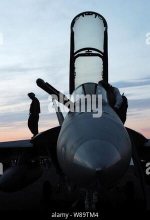 Us-Marine Seeleute führen Überprüfungen eine F/A-18F Super Hornet Flugzeuge an Bord der Nimitz-Klasse Flugzeugträger USS Dwight D. Eisenhower (CVN 69) Am 8. Dezember 2006. Die Eisenhower ist auf den Einsatz in Unterstützung der Maritime Security Operations. Stockfoto