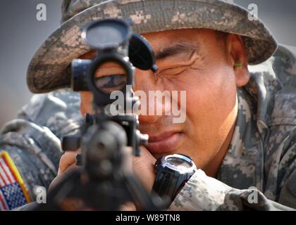 Us-Armee Sgt. Mijung Kim verwendet eine M-14 Zielfernrohr bis zu Linie ein Ziel in 300 m Entfernung während der gemeinsamen Ausbildung mit dem US Marine Corps' 5. Vorläufige Sicherheit Unternehmen in Artá, Dschibuti am 23 Dezember, 2006. Kim ist mit der Guam Army National Guard Team Charlie, 1.BATAILLON, 294 Infanterie Regiment im Camp Lemonier, Dschibuti eingesetzt. Stockfoto