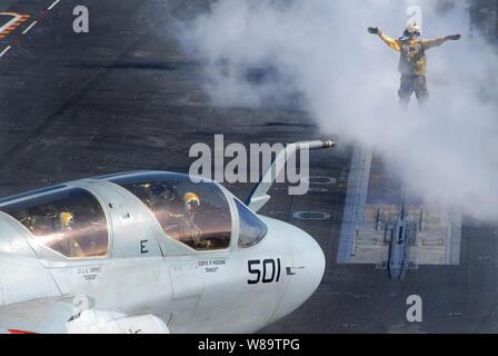 Ein U.S. Navy Flight Deck crewman leitet eine EA-6B Prowler Flugzeuge auf den Dampf Katapult für Start vom Flugzeugträger USS John C Stennis (CVN 74) als das Schiff in den Pazifischen Ozean am 31.01.26., 2007. Die Allwetter Prowler bietet Schutz für Strike Aircraft, Bodentruppen und Schiffe durch Einklemmen feindliche Radar, elektronische Daten links, Kommunikation und erhält taktische elektronische Intelligenz innerhalb des bekämpfen. Stennis ist unterwegs im Pazifik auf dem Weg zum US Central Command Bereich der Operationen. Stockfoto