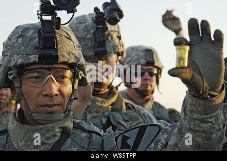 Us-Armee Pfc. Douglas Wojtowicz und Kameraden aus der zweiten Bataillon, 8th Cavalry Regiment zeigen ihre Bekämpfung Ohrstöpsel während eines Pre-Bekämpfung prüfen im Camp Taji, Irak, Nov. 7, 2007, vor der Durchführung einer Nacht Mission. Stockfoto