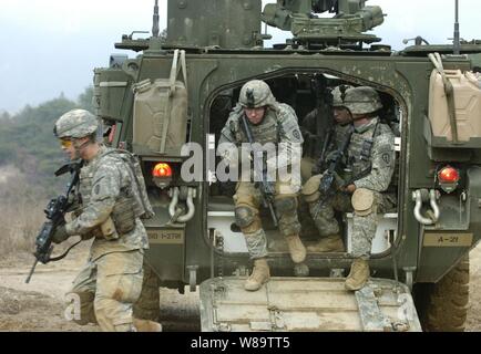 Us-Armee Soldaten aus Alpha Company, 1.Bataillon, 27 Infanterie Regiment, 2 Stryker Brigade Combat Team verlassen Ihre M1126 Stryker Infanterie Trägerfahrzeug bei abgebautem Manöver Krieger Tal von Rodriguez Bereich Komplexe, Südkorea, am 24. März 2007 im Rahmen der Übung Fohlen Adler 2007. Die jährlichen gemeinsamen Gefechtsstand und Feld training Übung verbessert die Bekämpfung der Bereitschaft und der Gemeinsamen und kombinierte Interoperabilität. Stockfoto