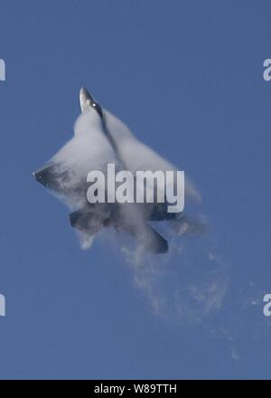 Wasserdampf bildet sich um ein U.S. Air Force F-22A Raptor wie Manöver über die 42Nd Naval Base Ventura County Air Show in Point Mugu, Calif., am 1. April 2007. Stockfoto