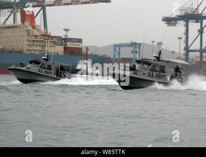 Einheiten von Naval Küsten Kriegsführung Squadron 33 Durchführung von Ausbildungsmaßnahmen in der Hafenstadt Busan, Südkorea, am 27. März 2007, während der übung Fohlen Adler 2007. Die jährlichen gemeinsamen Gefechtsstand und Feld training Übung verbessert die Bekämpfung der Bereitschaft und der Gemeinsamen und kombinierte Interoperabilität. Stockfoto