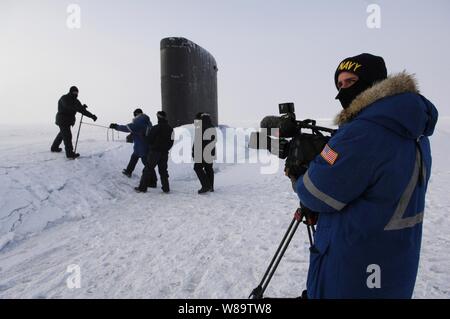 Marine Petty Officer 2nd class Andrew Krauss bereitet sich auf Videoband die Besucher der Los Angeles-Klasse schnell-Angriffs-U-Boot USS Alexandria (SSN 757) im Arktischen Ozean am 17. März 2007. Alexandria ist die Teilnahme an Übung ICEX 07 mit der Royal Navy u-boot HMS Tireless (SS 88) und die angewandte Physik ICE-Bahnhof. Die Übung ist zur Unterstützung der Arktis Tests für die USA und Großbritannien U-Boote auf und unter einer treibenden Eisscholle etwa 180 Seemeilen vor der Küste von Alaska durchgeführt werden. Stockfoto