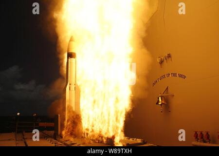 Ein Standard Missile 3 ist von der Aegis Kreuzer USS Lake Erie (CG70) während einer gemeinsamen Raketenabwehr Agentur und US-Navy Flight Test einer ballistischen Rakete in den Pazifischen Ozean am 25.04.2007. Etwa drei Minuten später die Rakete eine ballistische Rakete Ziel der Bedrohung aus dem Pazifik Rakete Strecke Service, Barking Sands, Kauai, Hawaii gestartet abgefangen. ) Stockfoto