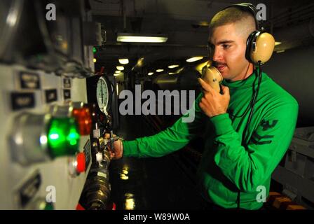 Marine Petty Officer 2nd class Joseph Mikes Gebühren einem Festhaltenen gang Motor auf den richtigen Druck ein Flugzeug an Bord der Flugzeugträger USS John C Stennis (CVN 74) während des Flugbetriebs am 29. Mai 2007 wiederherzustellen. Die verhaftung Gang Motoren sind mit spezifischen Druck mehrere Typen von Flugzeugen während des Fluges zu erholen Transaktionen berechnet. Die John C Stennis Carrier Strike Group ist die Durchführung von Operationen in den Persischen Golf. Stockfoto