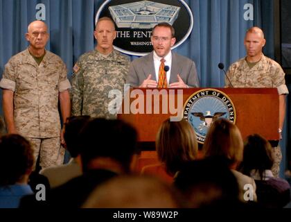 Vorsitzender der Mine beständig Hinterhalt geschützt Fahrzeug Task Force John Young (Center) beantwortet die Frage eines Reporters während einer Pressekonferenz auf die beschleunigte Beschaffung von Spezialfahrzeugen im Pentagon am 18. Juli 2007. Stellvertretender Kommandant des Marine Corps für Programme und Ressourcen Generalleutnant Johannes Castellaw (links), stellvertretender Stabschef der Armee G8 Generalleutnant Stephen Speakes (2. von links), und Kommandant, Marine Corps Systems Command Brig. Gen. Michael Brogan (rechts) trat Jung auf der Pressekonferenz. Stockfoto