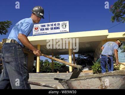 U.S. Navy Seabee Petty Officer 3rd Class Brian Laferriere mischt Zement für einen Spielplatz im Hoi An Mai Waisenhaus in Stadt Da Nang, Vietnam, am 20. Juli 2007. Seabees mit Naval Mobile Konstruktion Bataillon 7 und amphibische Bau Bataillon 1 sind zur Unterstützung der pazifischen Partnerschaft, eine humanitäre Mission in Südostasien und Ozeanien mit spezialisierten medizinischen Versorgung und verschiedene Konstruktions- und Engineering Projekten eingesetzt. Stockfoto