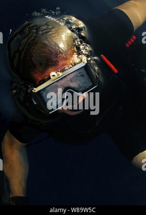 U.S. Navy's Aviation Machinist Mate 1. Klasse Ronald Johnson Flächen aus dem Wasser im Persischen Golf bei der Durchführung des Trainings mit den Such- und Rettungsteam an Bord der USS BONHOMME RICHARD (LHD6) am 12.08.20., 2007. Bonhomme Richard hält regelmäßige Schulungen für Rettungs- Schwimmer, um ihren Leistungsstand zu erhalten. Stockfoto