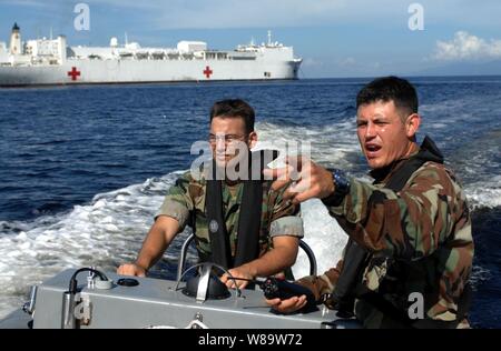 U.S. Navy Lt. j.g. Mike Porfirio (links) und Petty Officer 3rd Class Pablo Ordonez Patrol die Gewässer rund um die USNS Comfort (T-AH 20) in Port of Spain, Trinidad und Tobago im Sept. 22, 2007. Die Military Sealift Command Krankenhaus Schiff ist auf vier - Monat humanitären Einsatz in Lateinamerika und der Karibik medizinischer Behandlung von Patienten aus einem Dutzend Ländern zur Verfügung zu stellen. Stockfoto