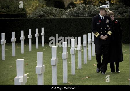 Vorsitzende des Generalstabs Adm. Mike Mullen, US Navy, und seine Frau Deborah ehren Amerikanischen am Veterans Day Tote an Flandern Feld Friedhof und Denkmal in Waregem, Belgien, an November 12, 2007. Flandern Feld wurde als temporärer Schlachtfeld Friedhof im Jahre 1918 gegründet und ist das kleinste der acht ständigen Weltkrieg Soldatenfriedhöfe auf fremdem Boden. Stockfoto