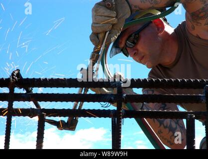 Die Funken fliegen, als US-Navy Seabee Petty Officer 3rd Class Jordanien Mitchem Schnitte Bewehrungsstahl mit einem Azetylen-fackel am Orote Punkt Beton Mauerwerk Einheit block Mechanik laden auf dem Marinestützpunkt Guam an November 14, 2007. Mitchem ist eine Seabee Stahl Arbeitnehmer mit dem Guam Loslösung der Naval Mobile Konstruktion Bataillon 1. Stockfoto