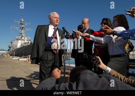 Verteidigungsminister Robert M. Gates spricht mit den Medien während einer Pressekonferenz auf der Pier am Naval Station Pearl Harbor, Hawaii, am Feb 21, 2008. Tore früher tourte die Arleigh Burke Klasse Zerstörer USS Russell (DDG59). Gates äußerte seine Dankbarkeit zu den Leuten von Hawaii für die Unterstützung unserer militärischen und militärischen Familien. Stockfoto